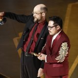 Daniel Scheinert and Daniel Kwan, surnommé "The Daniels", ont remercié leurs mères et les artistes ayant travaillé sur "Everything Everywhere All at Once".